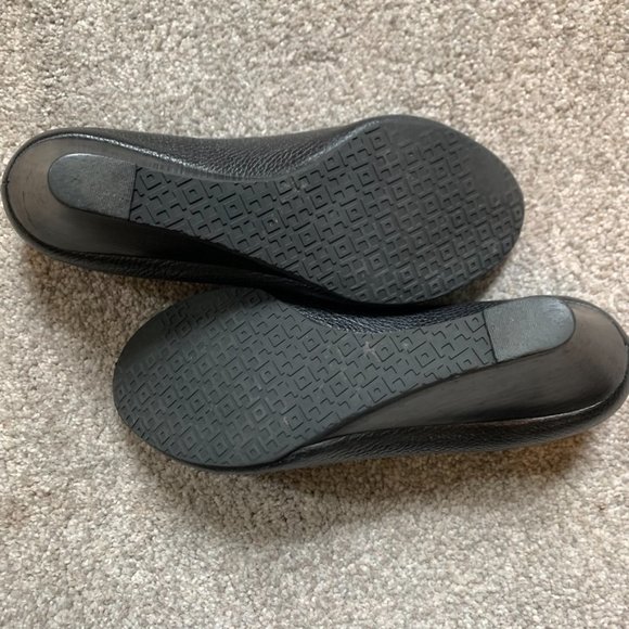 Tory Burch Women's Sally Wedge Pumps in Black | Size: 8 - Picture 4 of 6